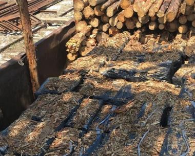 Приховували 50 ящиків під деревиною: у вагоні потяга знайшли сигарети