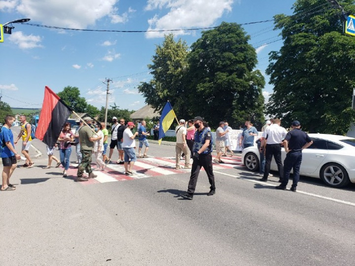 У селі Атаки на Хотинщині місцеві перекрили дорогу: ускладнення руху