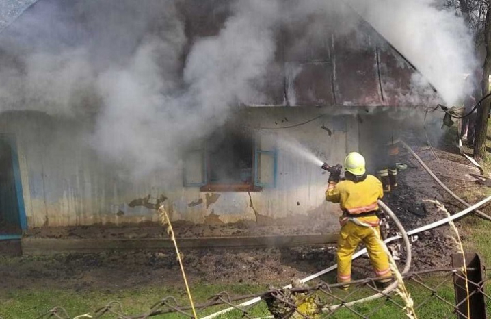 На Глибоччині чоловік травмувався у спробі погасити пожежу