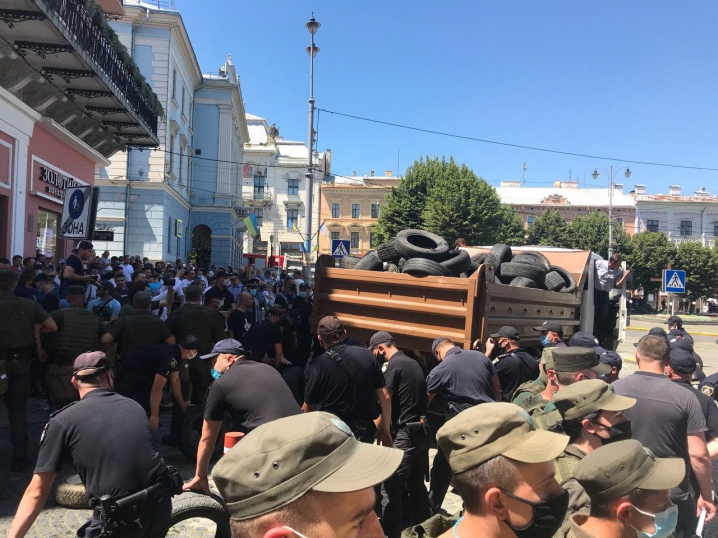 Сотні правоохоронців прибирають шини, які принесли протестувальники