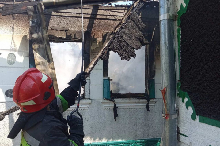 На Буковині через коротке замкнення електромережі спалахнула пожежа в житловому будинку