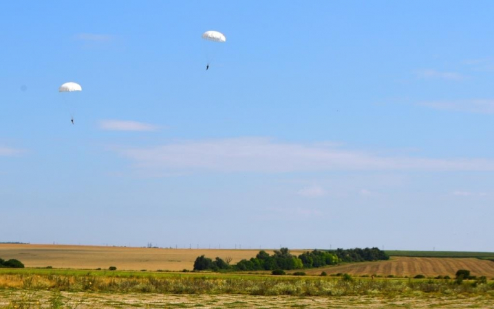 На аеродромі в Лужанах десантники стрибають з парашутами