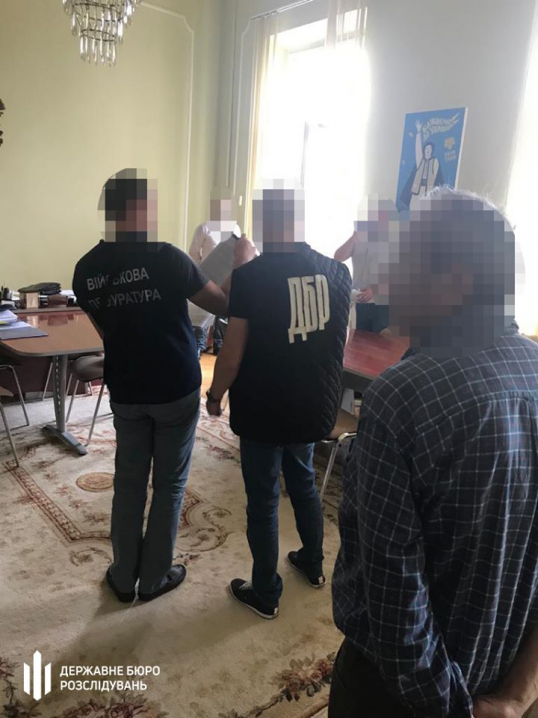 Під час отримання хабара 800 доларів затримали чиновника Чернівецької ОДА