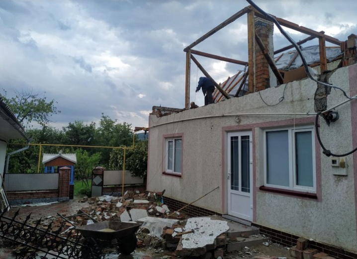Негода на Сторожинеччині наробила лиха: вітер зірвав дахи з будинків