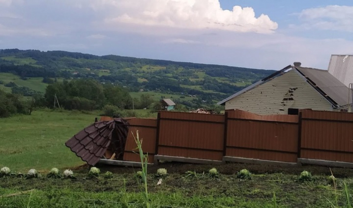 Негода на Сторожинеччині наробила лиха: вітер зірвав дахи з будинків