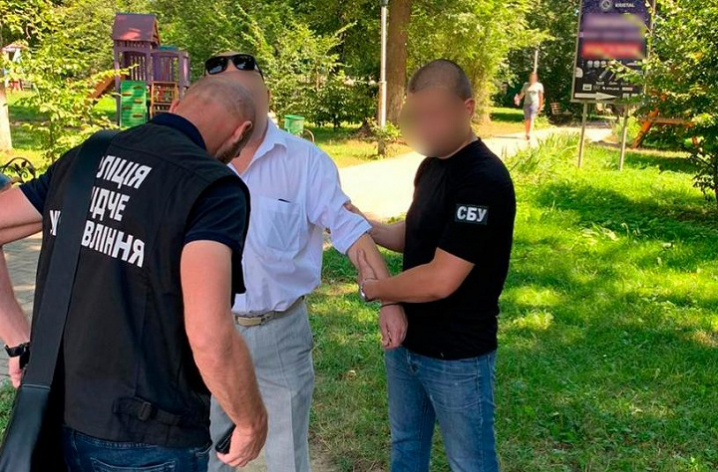 На Буковині затримали адвоката за підбурювання до надання хабаря