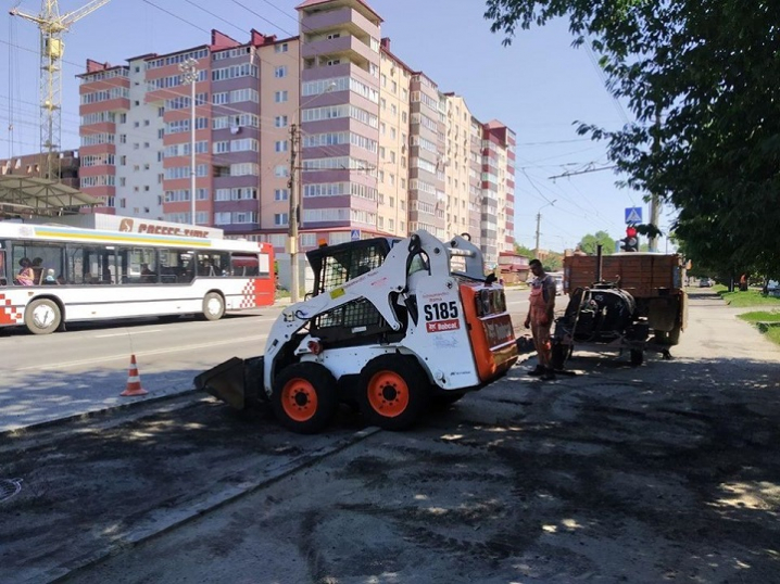 На Головній біля зупинки "бульвар Героїв Крут"  ремонтують дорогу