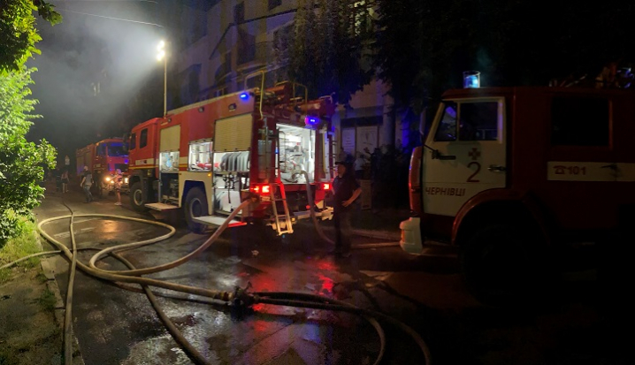 Деталі пожежі на вулиці Аксеніна: 81-річна жінка отримала опіки