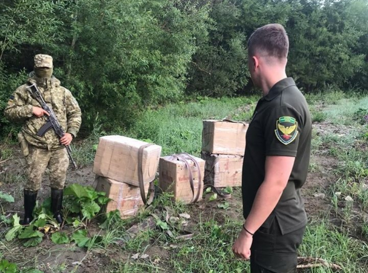 На Буковині контрабандисти намагалися перемістити 6 тисяч пачок цигарок через кордон