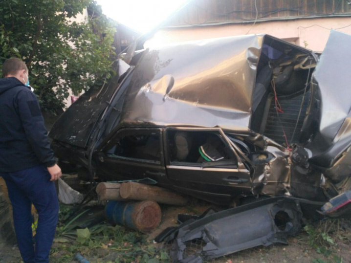 ДТП на розі Канівської-Сторожинецької: автівка ледь не залетіла в будинок (фото)