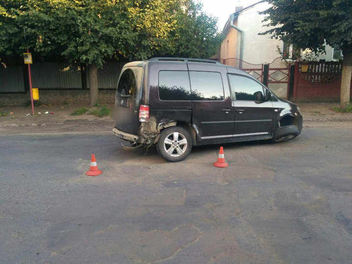 ДТП на розі Канівської-Сторожинецької: автівка ледь не залетіла в будинок (фото)