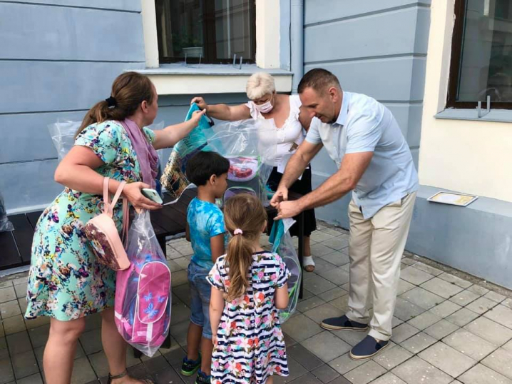 Віталій Михайлішин допоміг багатодітним сім‘ям зібрати дітей до 1 класу