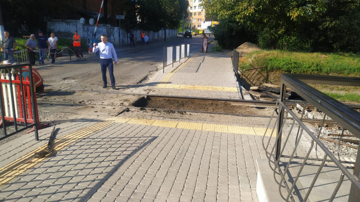 На вулиці Винниченка розпочали ремонт дороги на залізничному переїзді
