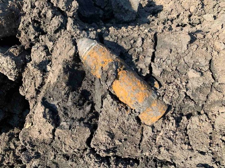 На Буковині піротехніки знищили 2 артилерійські снаряди На Буковині піротехніки знищили 2 артилерійські снаряди