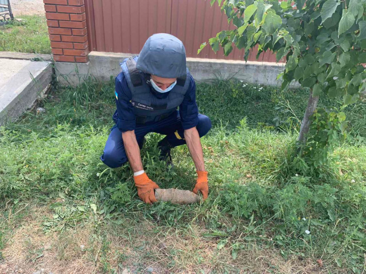 На Буковині піротехніки знищили 2 артилерійські снаряди На Буковині піротехніки знищили 2 артилерійські снаряди