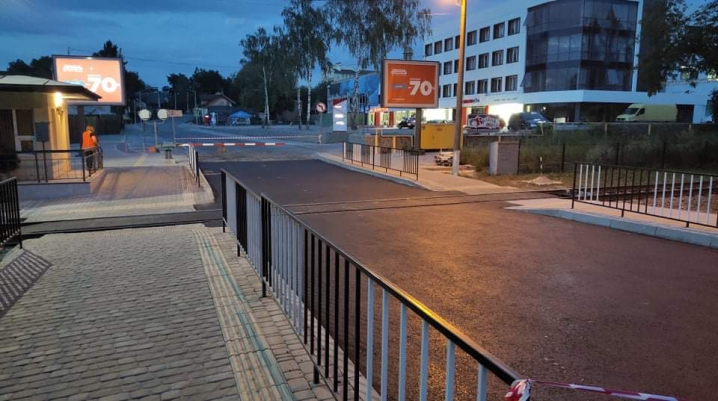 На вулиці Винниченка завершився ремонт дороги на залізничному переїзді