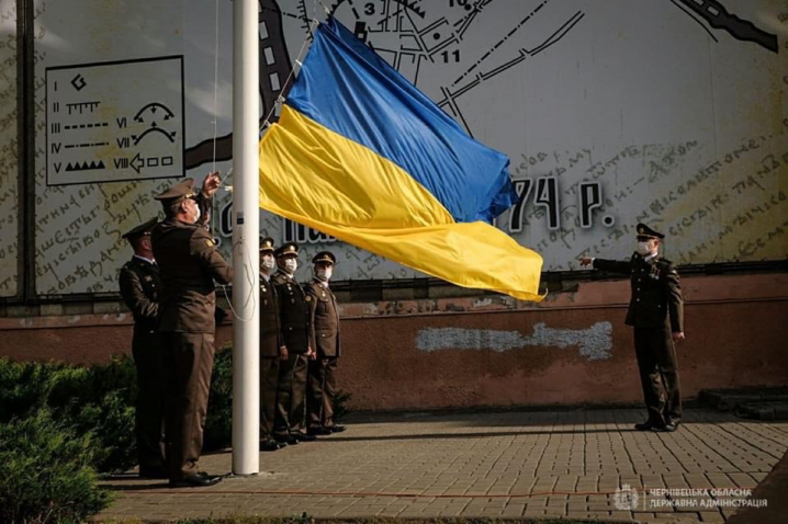 У Чернівцях урочисто підняли Державний прапор України