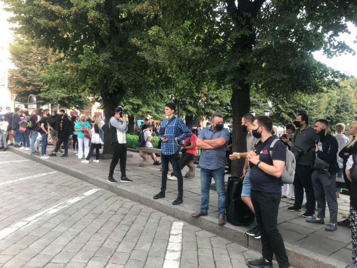Чернівчани вийшли на протест проти посилення карантину