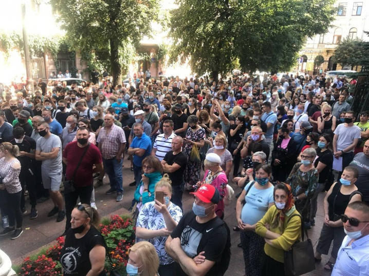 Акція-протест, яка відбувалась під Ратушею, перейшла під Чернівецьку ОДА (НАЖИВО)