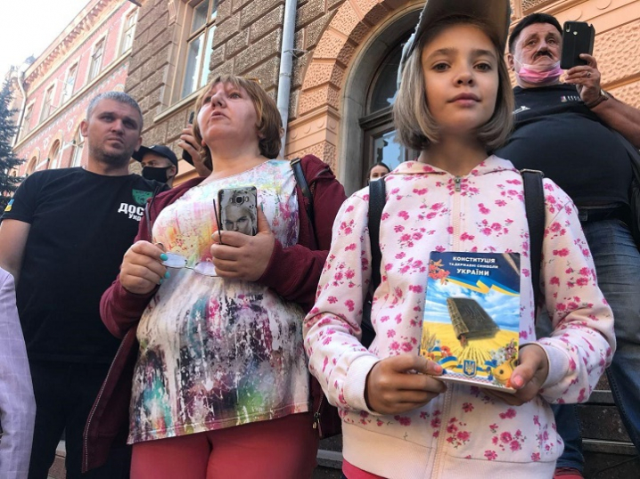 Знову мітинг: батьки та діти під ОДА вимагають відкрити школи
