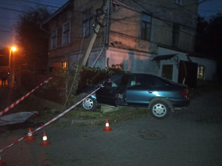 ДТП у Чернівцях: водій наїхав на пішохода та зніс електроопору