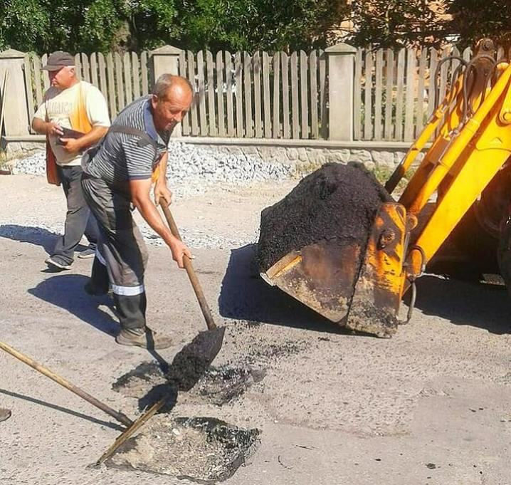 У Чернівцях ремонтують дорогу на вулиці Данила Галицького