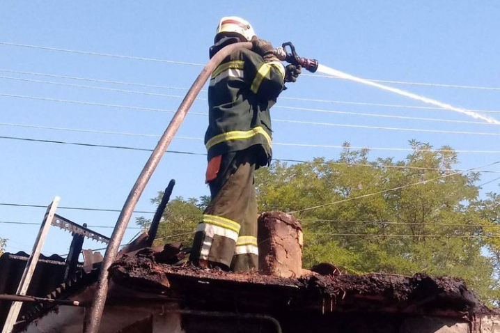 На Буковині протягом вихідних згоріли дві господарські будівлі