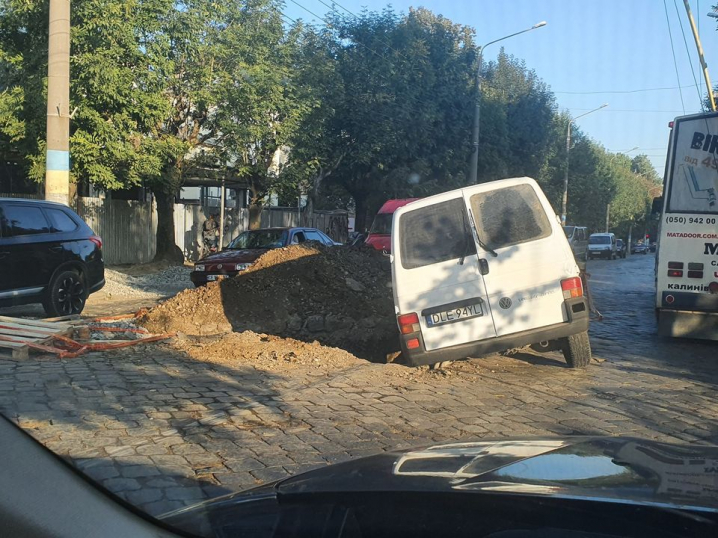 ДТП у Чернівцях: п’яний водій мікроавтобуса влетів у яму