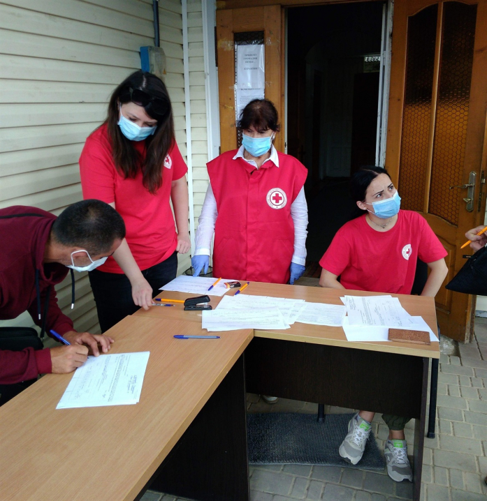 На Кіцманщині волонтери видали гуманітарну допомогу місцевим мешканцям, які постраждали від повені