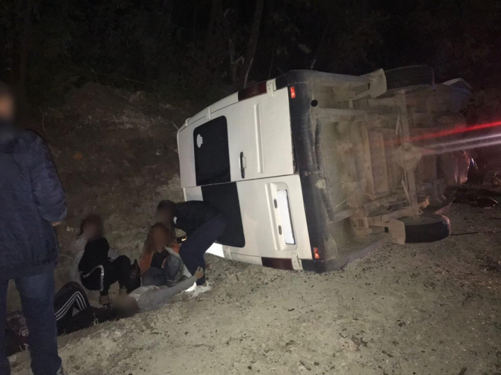 Моторошна ДТП на Буковині: загинула пасажирка, 12 людей постраждали
