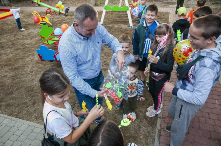 Свято для малечі: на вулиці Салтикова-Щедріна відкрили сучасний дитячий майданчик 
