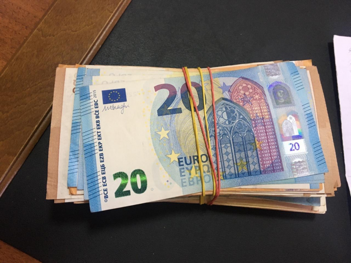 Скарб у траві: 9 тисяч євро знайшли буковинські прикордонники 
