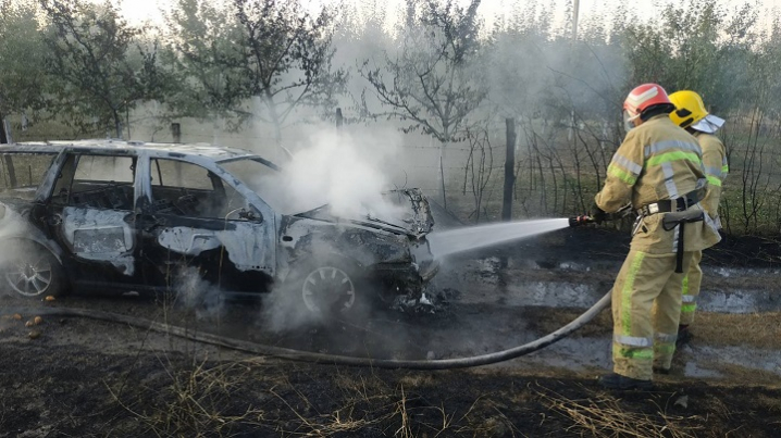 На Новоселиччині дотла згорів автомобіль Volkswagen