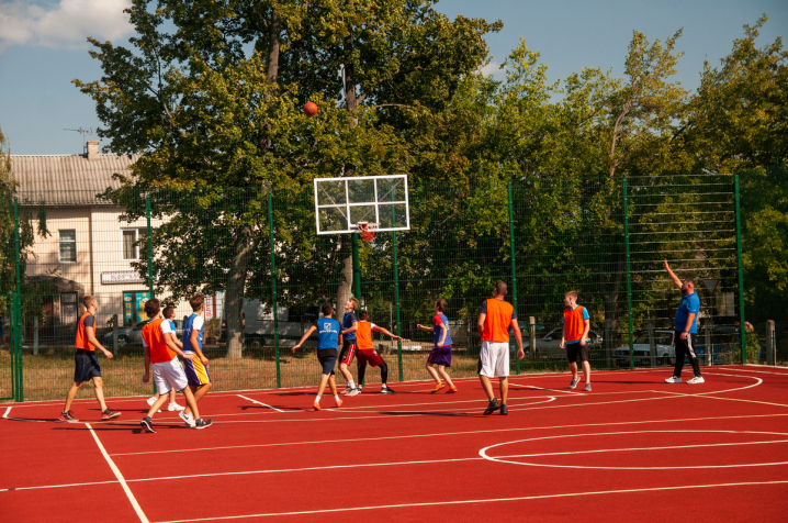 У Чернівцях відкрили сучасний багатофункціональний спортивний майданчик