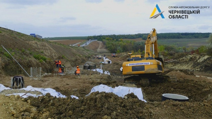 Прокладають дренаж та встановлюють колодязі: ремонт дороги «Житомир – Чернівці» триває