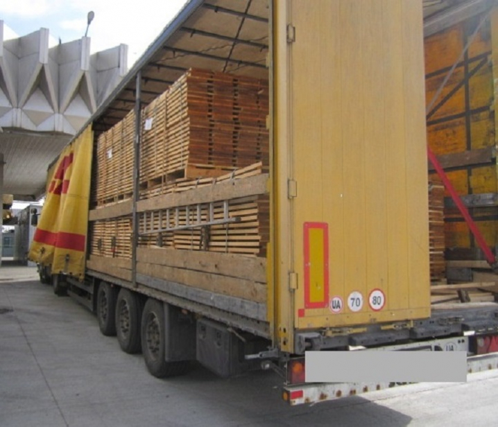 Буковинські митники виявили вантажівку з дубовими дошками, які намагалися вивезти до Туреччини