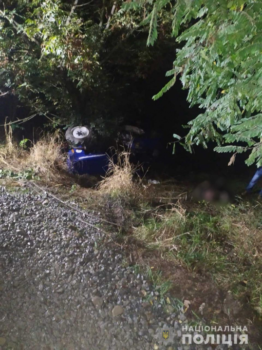 На Хотинщині хлопець перекинувся на тракторі: водій загинув на місці