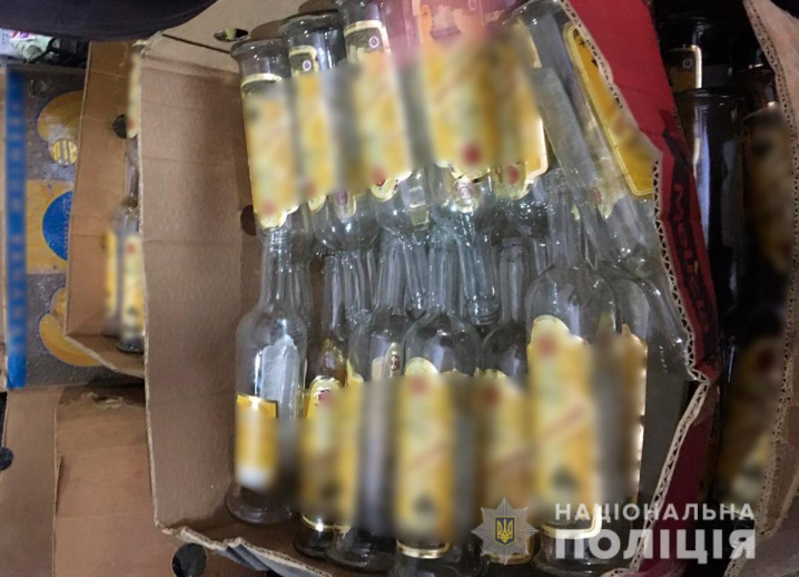 Фальсифікований алкоголь та сигарети на пів мільйона гривень: на Буковині викрили підпільне виробництво