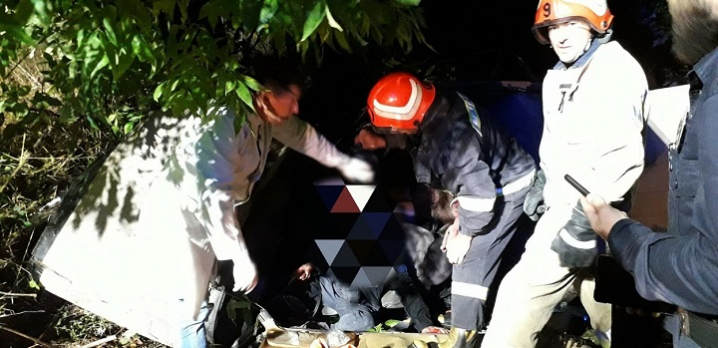Водія з авто діставали рятувальники: на Буковині автівка з'їхала у кювет та врізалася у дерево