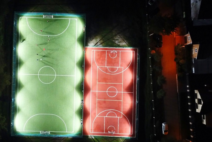 Завдяки Віталію Михайлішину на футбольному та баскетбольному майданчиках встановили сучасне освітлення