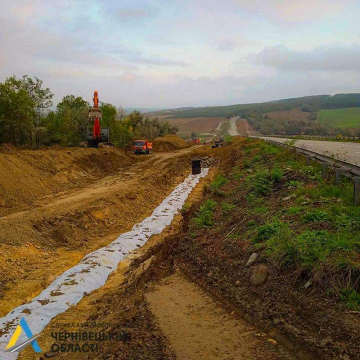 На автодорозі Житомир-Чернівці укріплюють відкоси земляного полотна