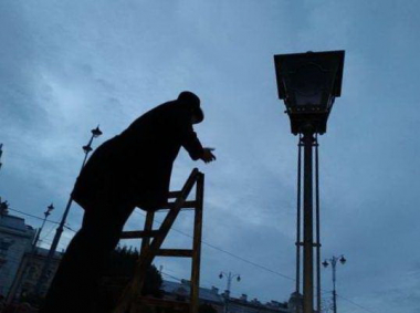 «Світло Панської вулиці»: у Чернівцях відновили столітню традицію запалювання ліхтарів