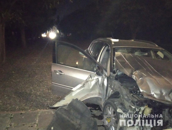 Протаранив ворота ЧНУ: 32-річний водій легковика травмувався