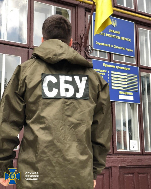 Допомагали стати українцями громадянам з ОРДЛО та Росії: СБУ блокувала схему  легалізації іноземців на Буковині