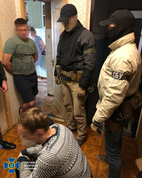 Допомагали стати українцями громадянам з ОРДЛО та Росії: СБУ блокувала схему  легалізації іноземців на Буковині