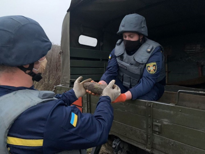 На Буковині піротехніки знайшли гранату та два артснаряди