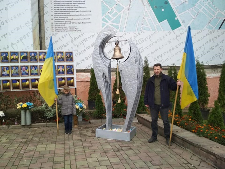 У Чернівцях відбувся подзвін на честь загиблого Героя Геннадія Моторіна
