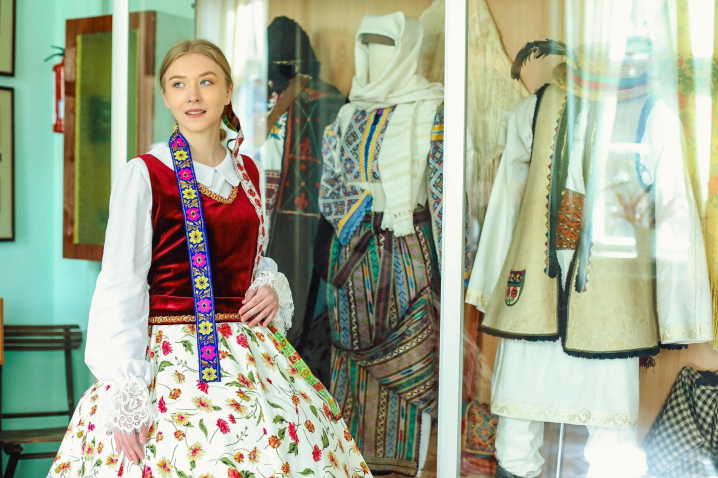 У краєзнавчому музеї з’явилася колекція костюмів різних національних груп, які проживали на Буковині