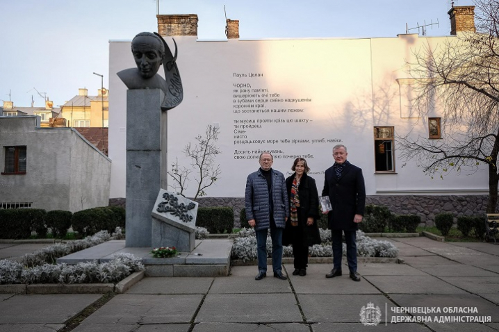 Сергій Осачук поклав квіти до монумента Паулю Целану