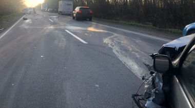 На Хотинщині легковик зіткнувся з фурою: є потерпілий